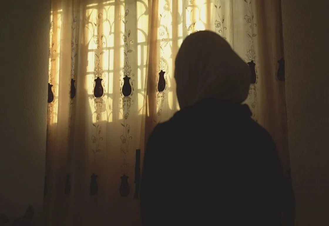 الإسلام السياسي وعداء الحرية.. المرأة السورية بين مطرقة التديّن الزائف وسندان الإقصاء