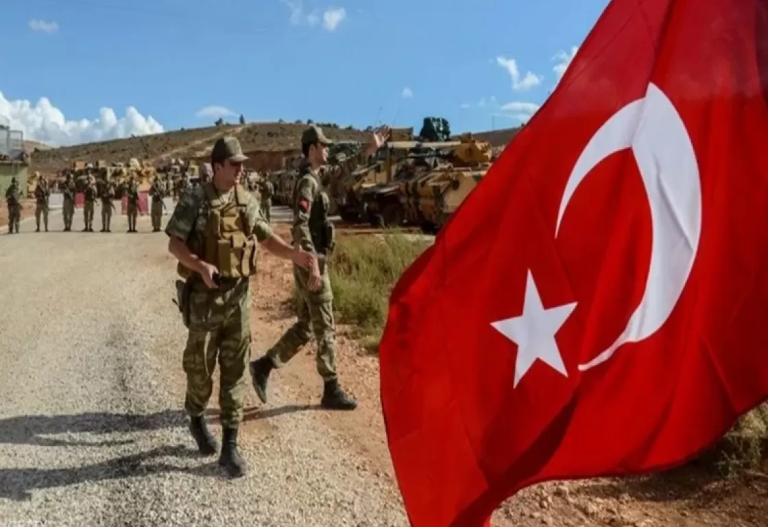 مسؤول سابق في حزب أردوغان يحمل رأساً مقطوعاً بين المقاتلين في سوريا.. ما القصة؟ مسؤول سابق في حزب أردوغان يحمل رأساً مقطوعاً بين المقاتلين في سوريا.. ما القصة؟