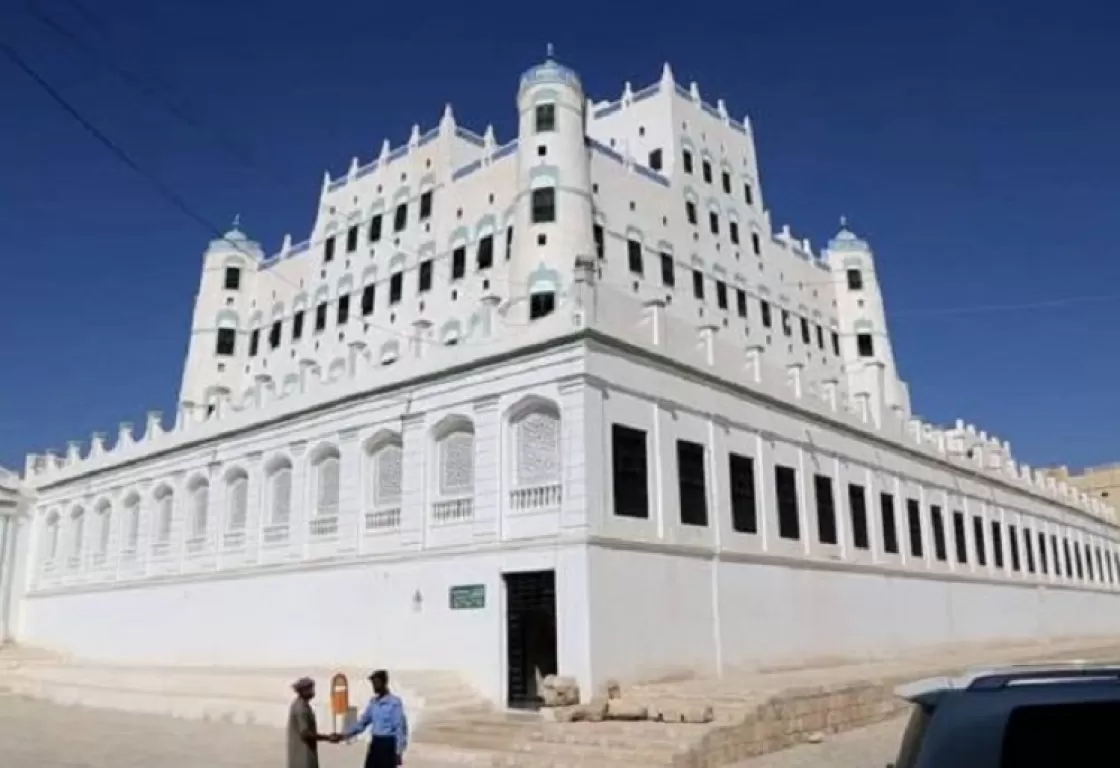 بالصور.. قصر سيئون التاريخي في اليمن يتعرض لانهيارات.. والسعودية تتكفل بترميمه