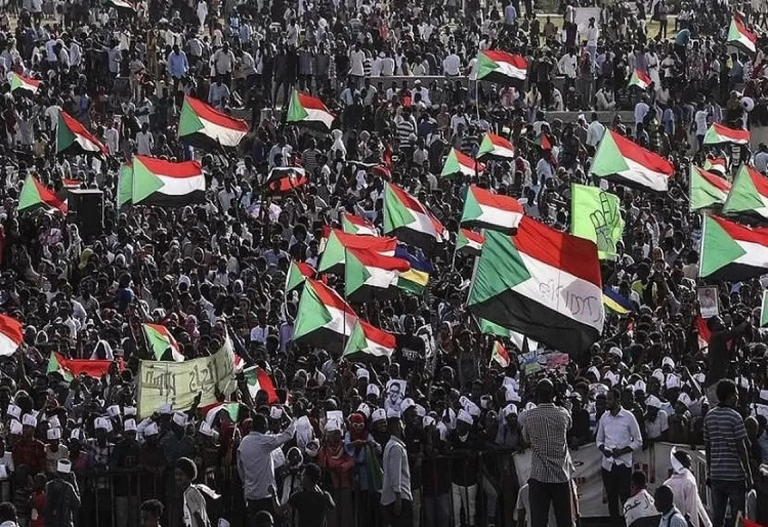 يلوحون بالقوة في مواجهته.. لماذا يعارض إخوان السودان مشروع الدستور الانتقالي؟