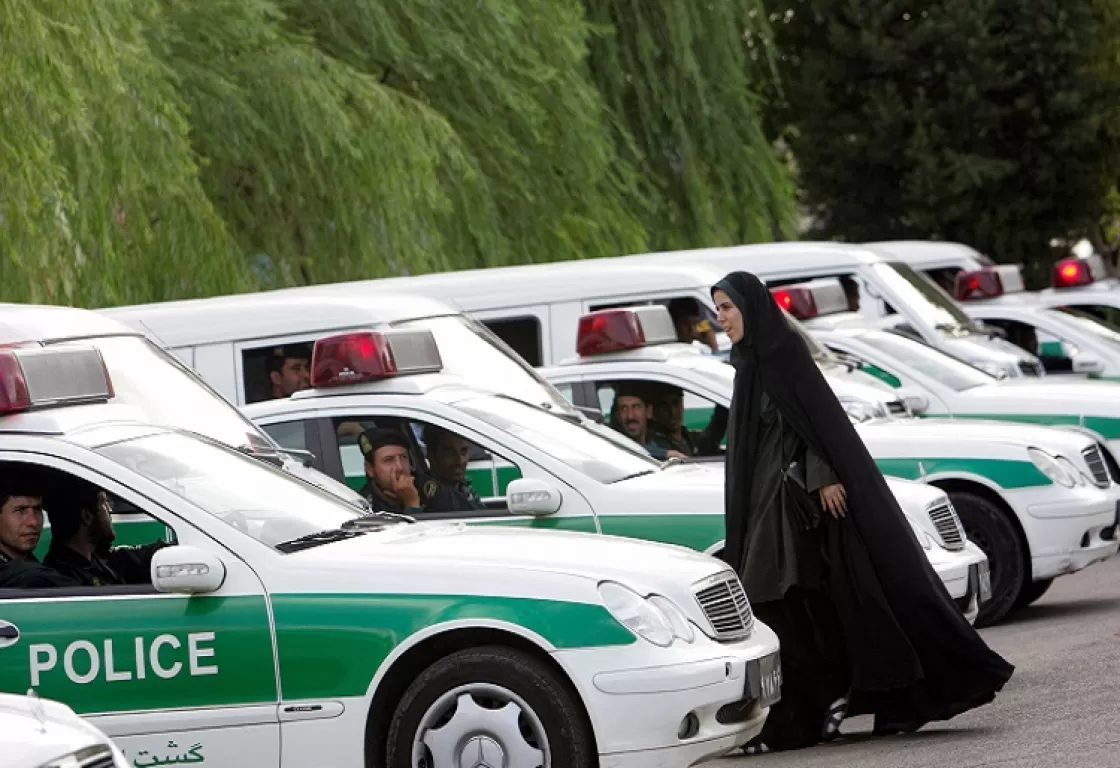 إيران تفرض غرامات على السيارات التي تقل نساء غير محجبات... هل عادت شرطة الأخلاق؟ إيران تفرض غرامات على السيارات التي تقل نساء غير محجبات... هل عادت شرطة الأخلاق؟