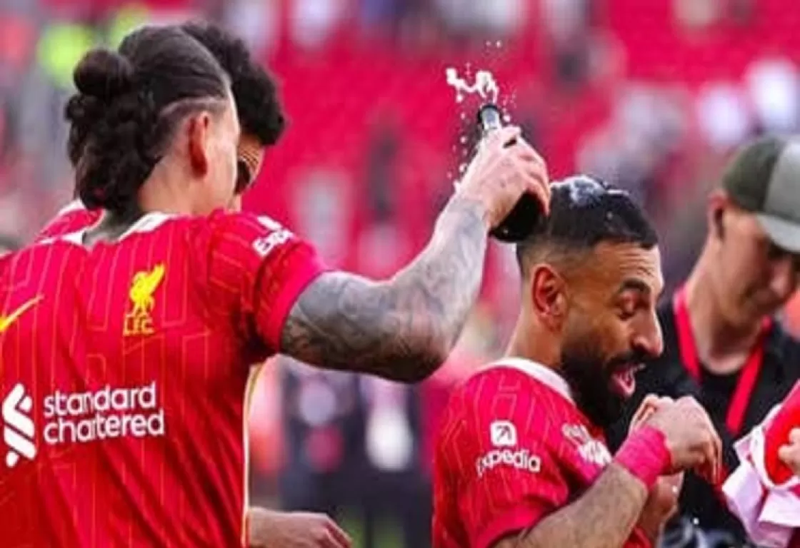 هل تعمد نونيز رش مشروب كحولي على صلاح؟.. ليفربول يوضح هل تعمد نونيز رش مشروب كحولي على صلاح؟.. ليفربول يوضح
