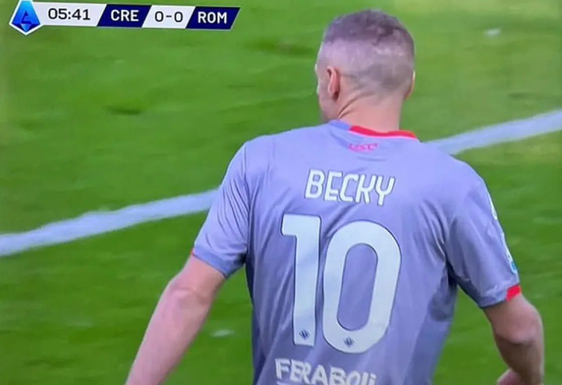 جيمي فاردي يظهر في الدوري الإيطالي بقميص يحمل اسم زوجته وطلاء أحمر على خده الأيسر جيمي فاردي يظهر في الدوري الإيطالي بقميص يحمل اسم زوجته وطلاء أحمر على خده الأيسر