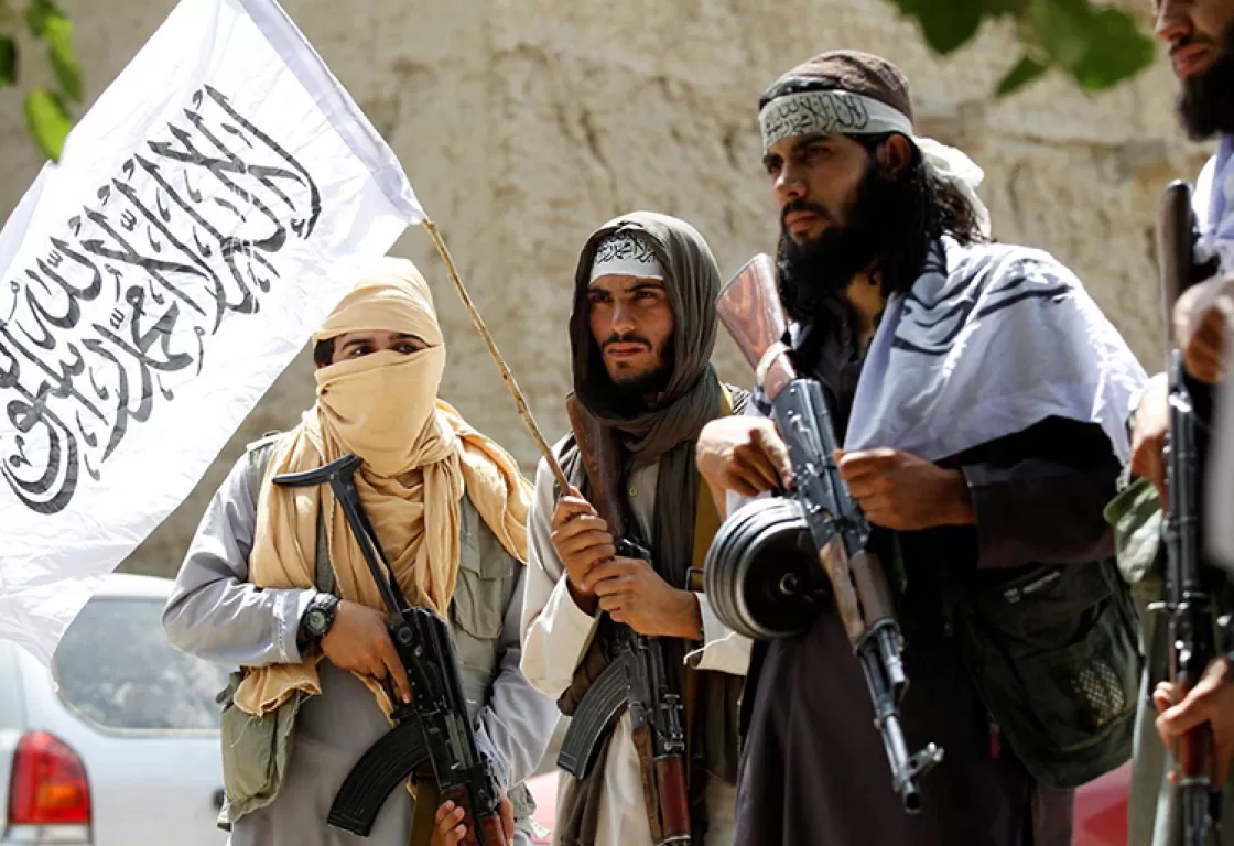 على الملأ... طالبان تجلد (12) شخصاً بينهم (3) نساء بملعب في أفغانستان على الملأ... طالبان تجلد (12) شخصاً بينهم (3) نساء بملعب في أفغانستان