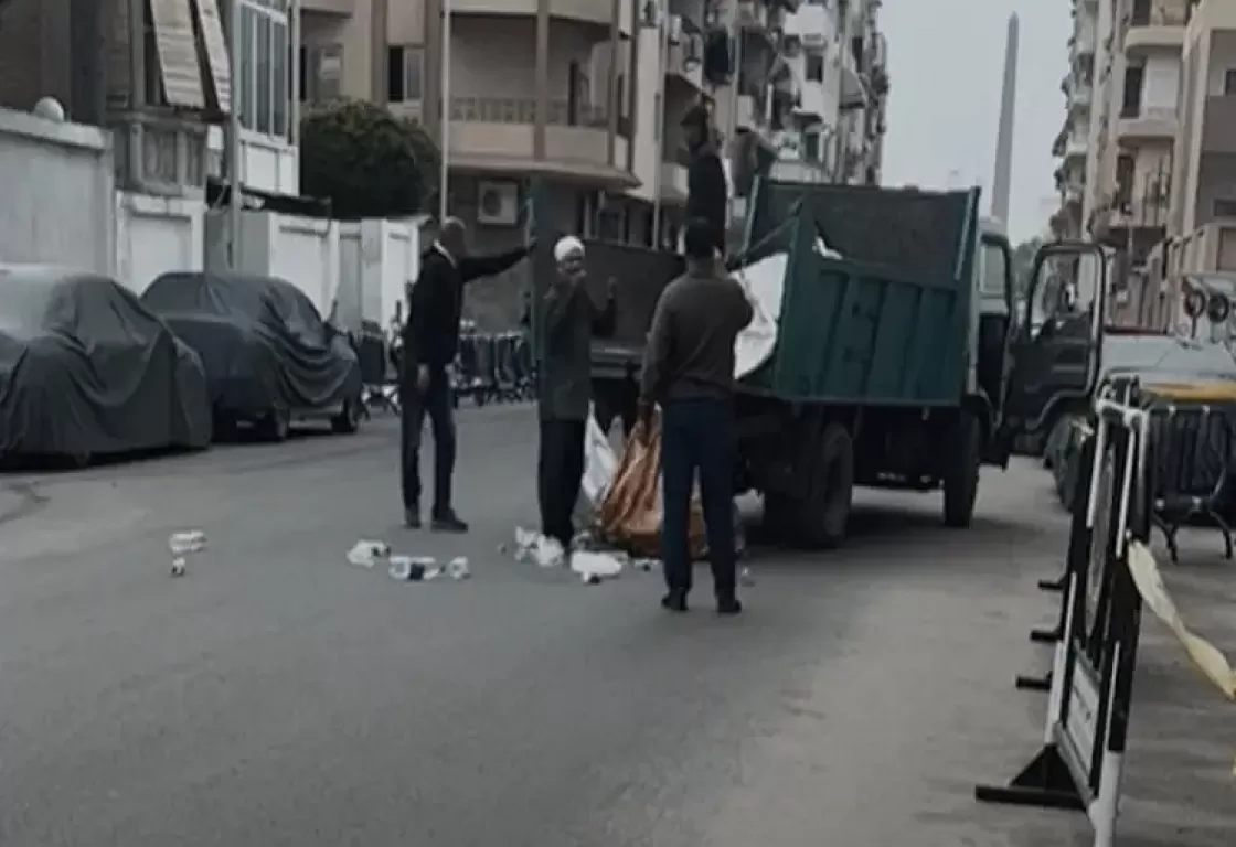 بالفيديو... إهانة عامل نظافة تثير الجدل على مواقع التواصل الاجتماعي بالفيديو... إهانة عامل نظافة تثير الجدل على مواقع التواصل الاجتماعي