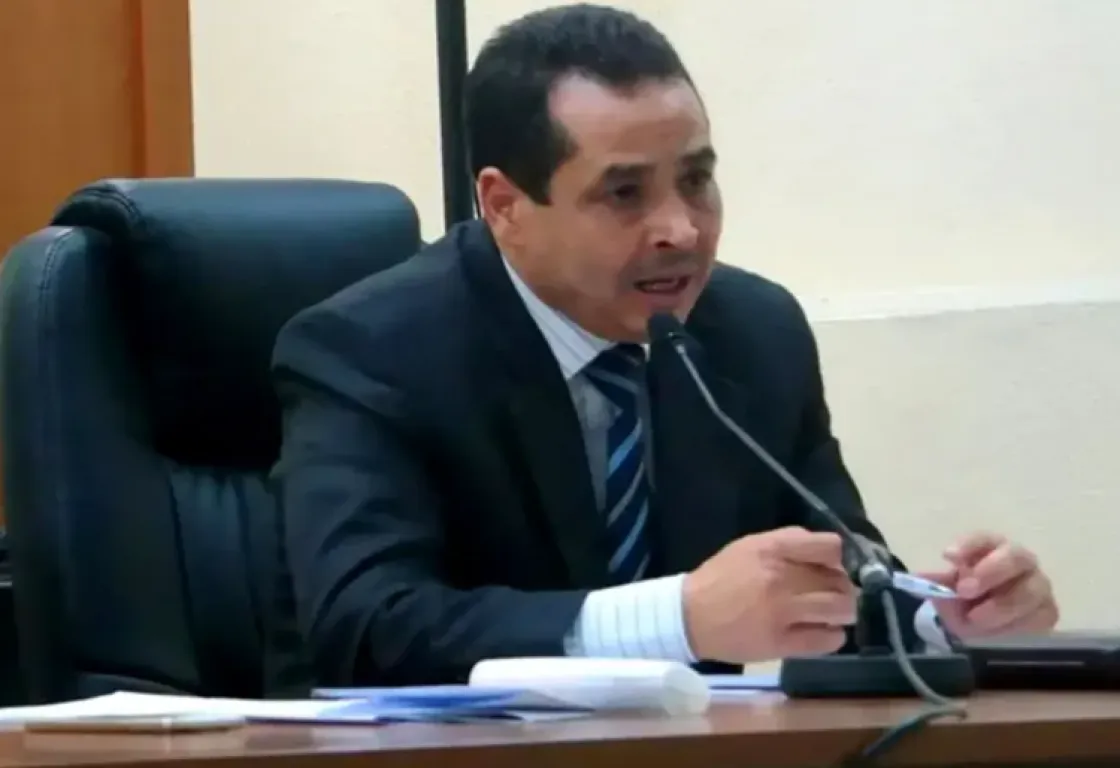 العكرمي أمام أحكام متتالية.. 15 عامًا جديدة تطارد «قاضي الإخوان» بتونس