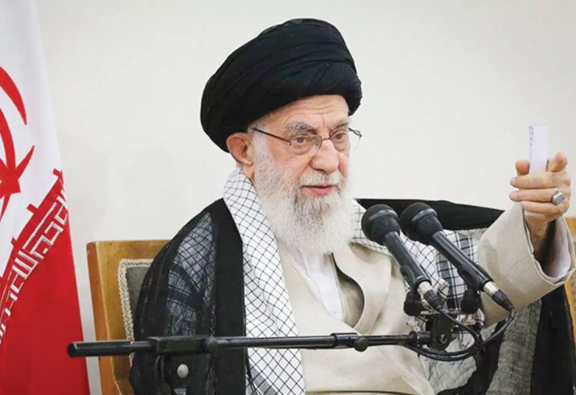 من هيروهيتو إلى خامنئي... الصراع لنزع عباءة "الرجل الإلهي"