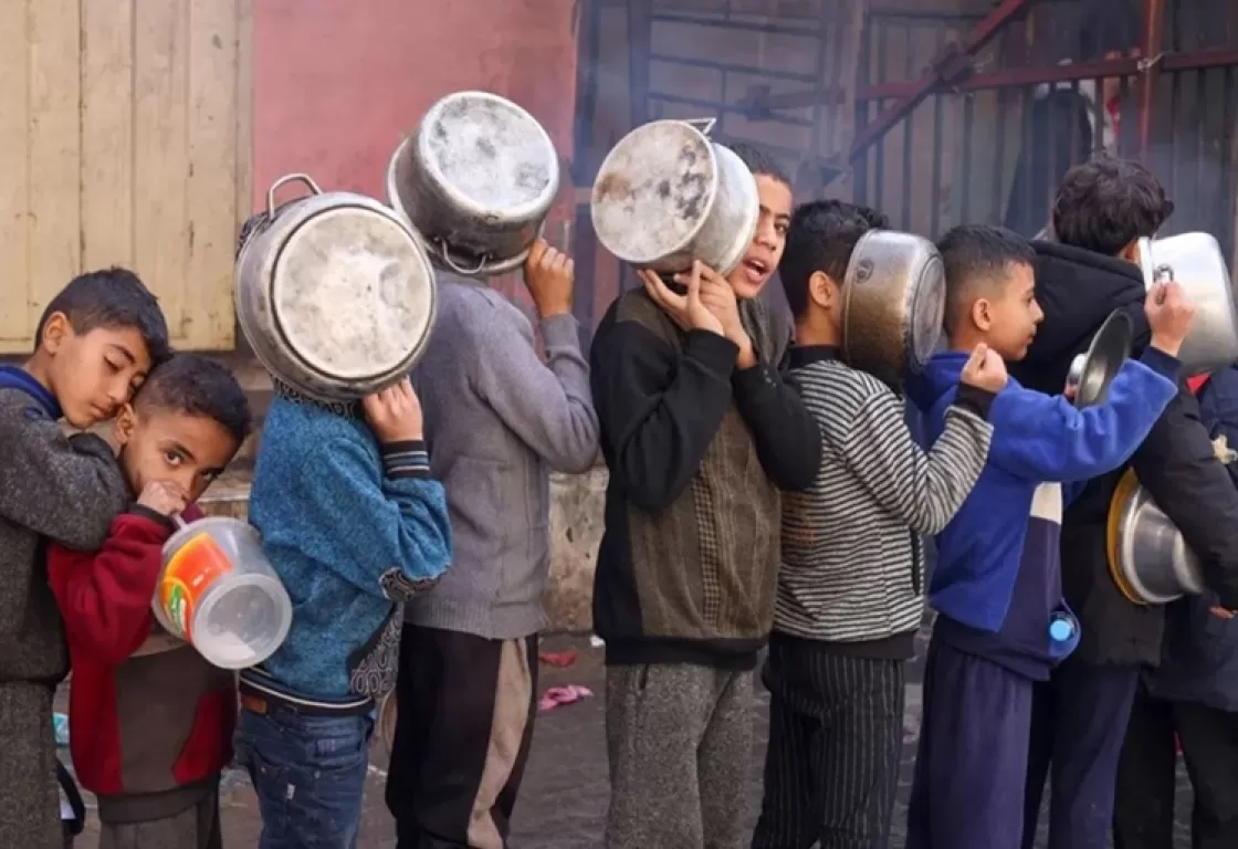 سكان غزة يعتمدون على بقايا المعلبات بعد وصول المجاعة إلى مرحلة خطيرة سكان غزة يعتمدون على بقايا المعلبات بعد وصول المجاعة إلى مرحلة خطيرة