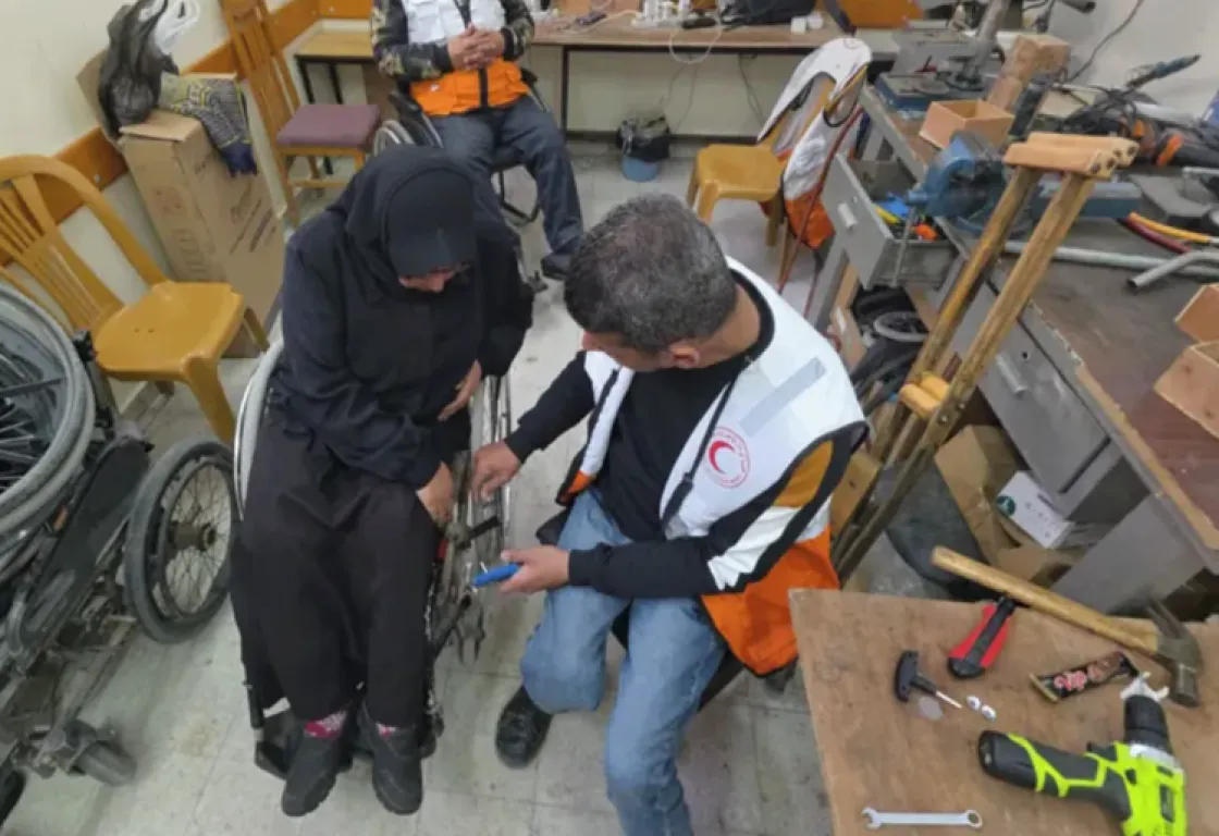 في غزة... إصلاح الكراسي المتحركة محلياً وسط غياب قطع الغيار 
