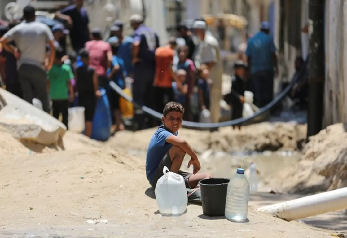 العطش يدفع المواطنين في غزة إلى حفر آبار عشوائية في ظل شح المياه العطش يدفع المواطنين في غزة إلى حفر آبار عشوائية في ظل شح المياه