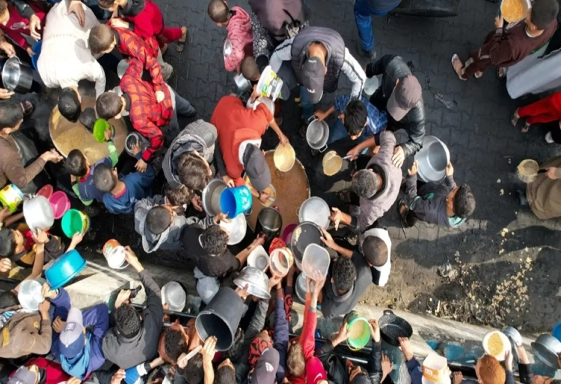 ثورة الجياع :غزيون يقتحمون نقطة المساعدات الأمريكية ويُفشلون عمل طاقمها