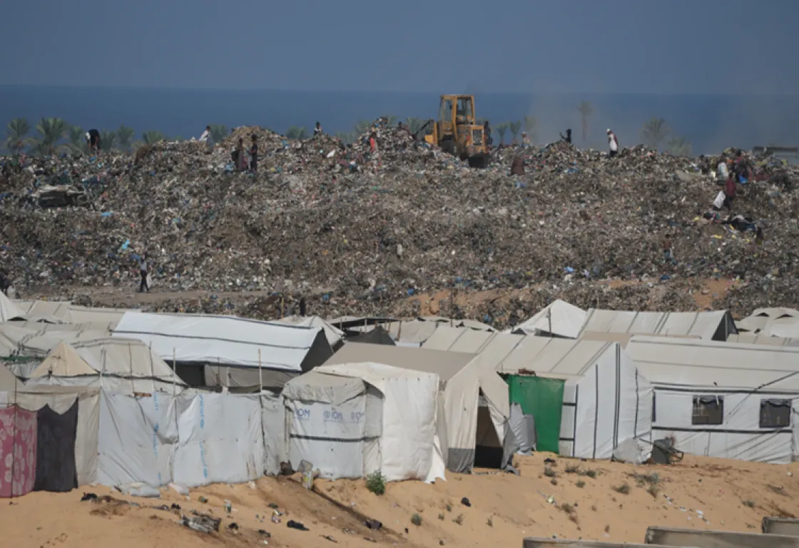غزة بين النفايات والمياه العادمة... انهيار بيئي يهدد الصحة العامة غزة بين النفايات والمياه العادمة... انهيار بيئي يهدد الصحة العامة