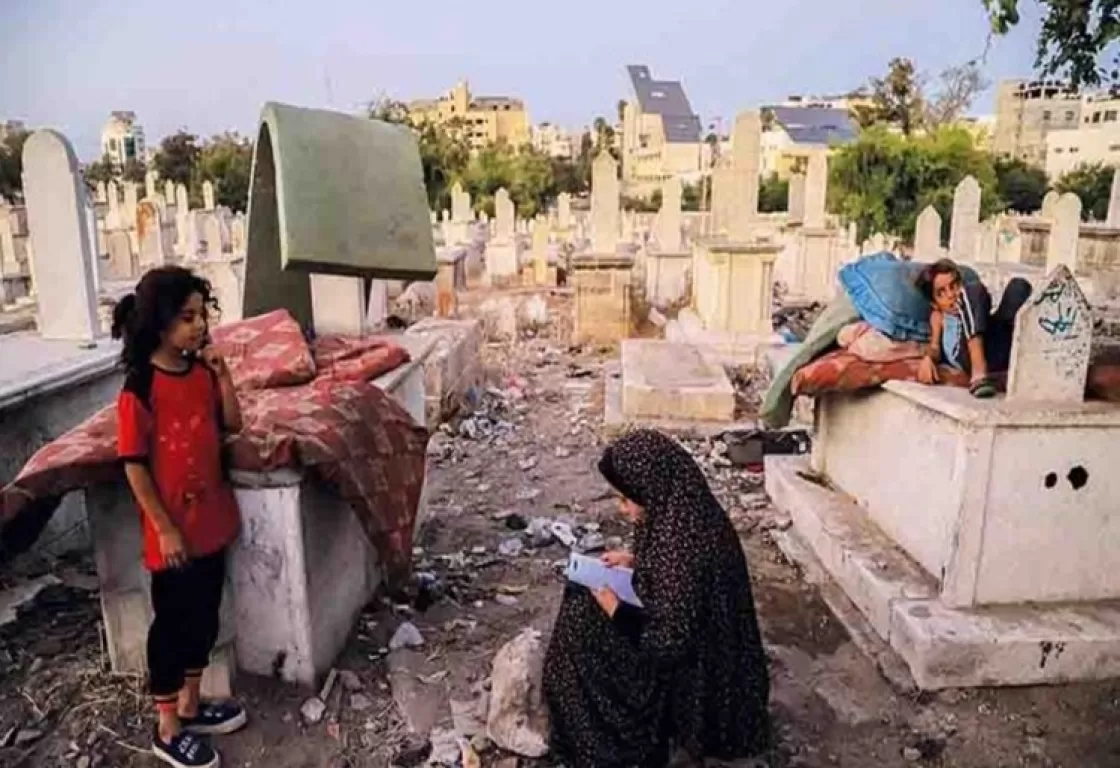 أحياء بين الأموات: نازحو غزة يعيشون في المقابر أحياء بين الأموات: نازحو غزة يعيشون في المقابر