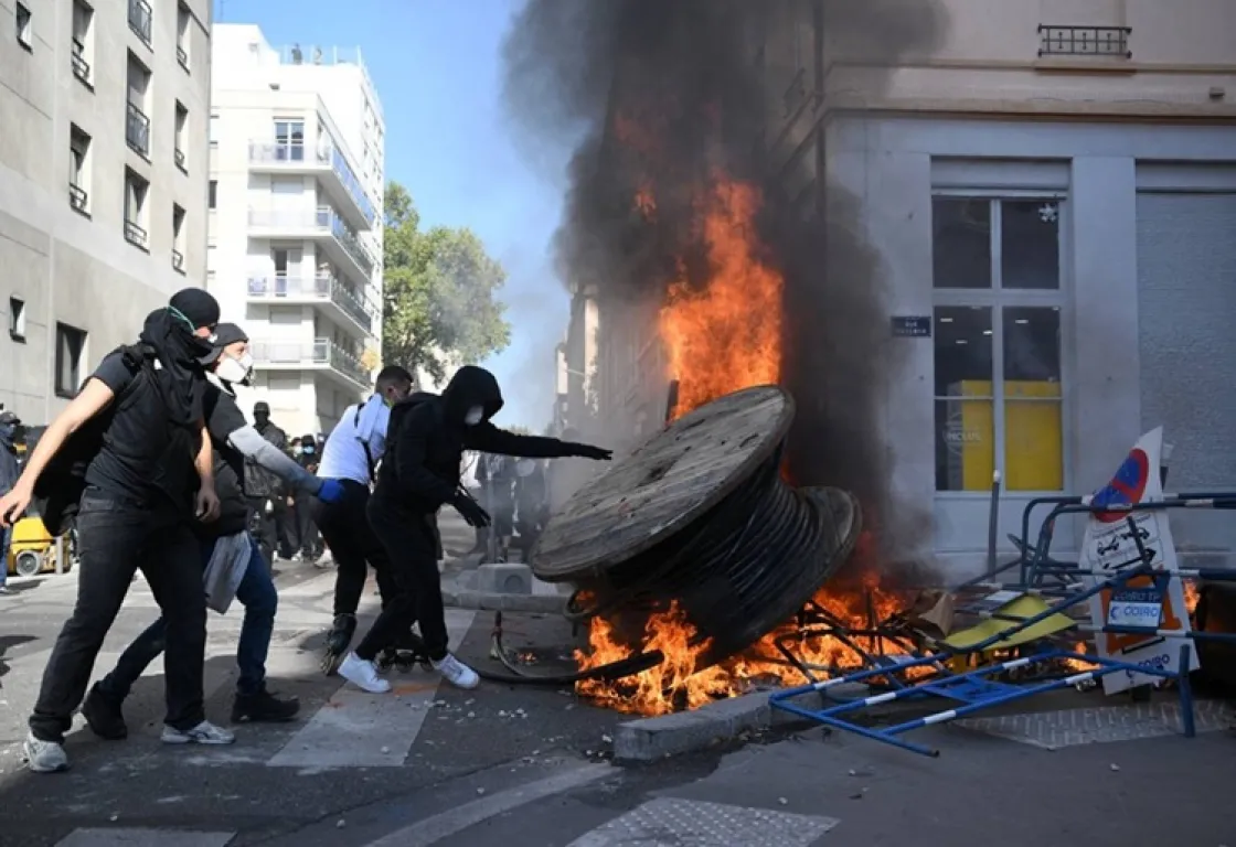 أخونة الاحتجاجات الطلابية في فرنسا تحول الساحات إلى ميادين حرب