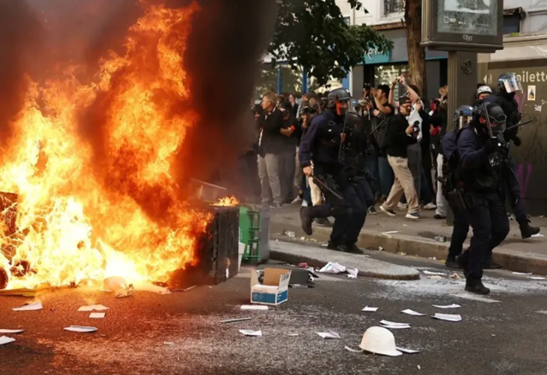 خلف دخان الضواحي الفرنسية: كيف تحالفت "الإخوانية" واليسار الراديكالي لتفجير الشارع؟