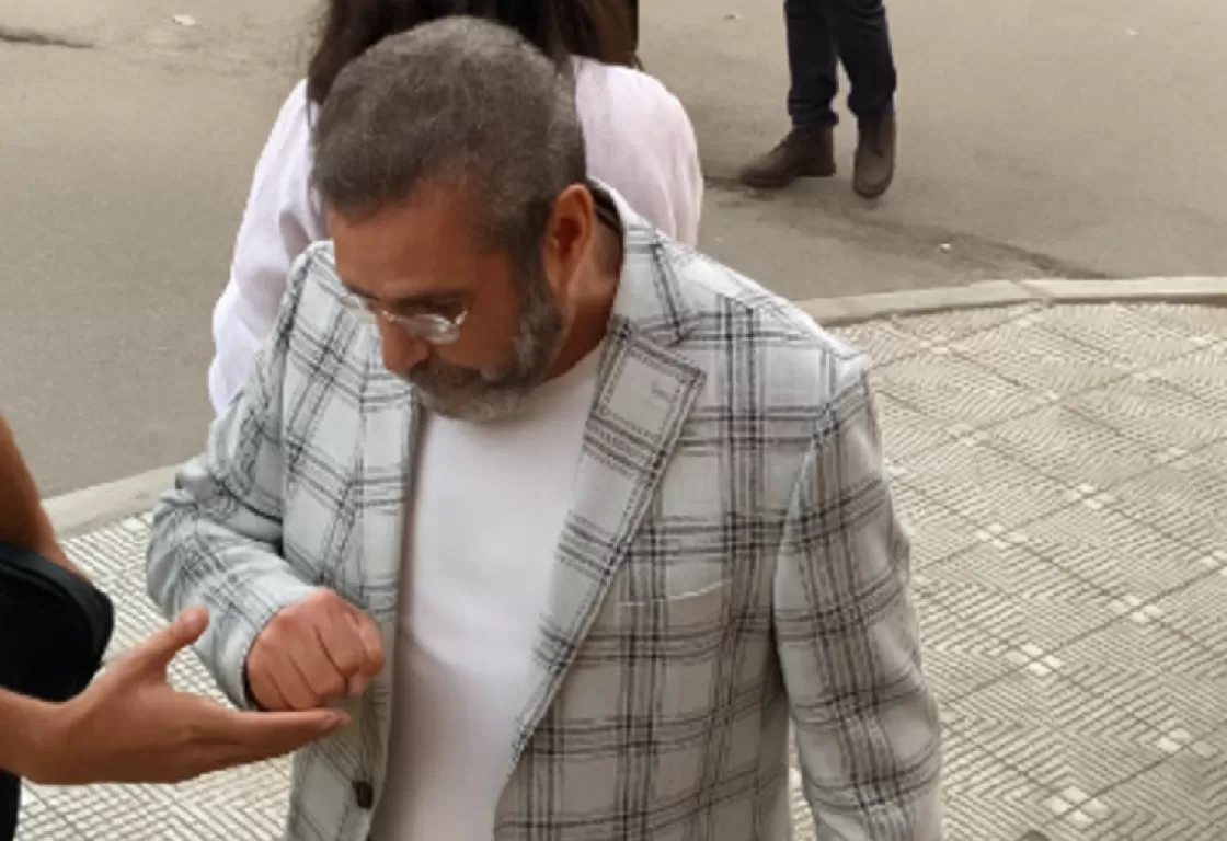 موجة غضب من صاحب الوسيّة.. أحمد عبد العزير يرفض مصافحة معجبيه موجة غضب من صاحب الوسيّة.. أحمد عبد العزير يرفض مصافحة معجبيه
