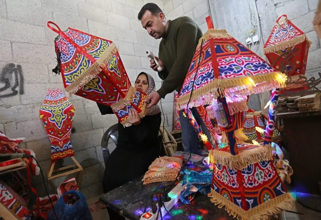فوانيس رمضان مهنة موسمية محملة بالفرح لأهل غزة