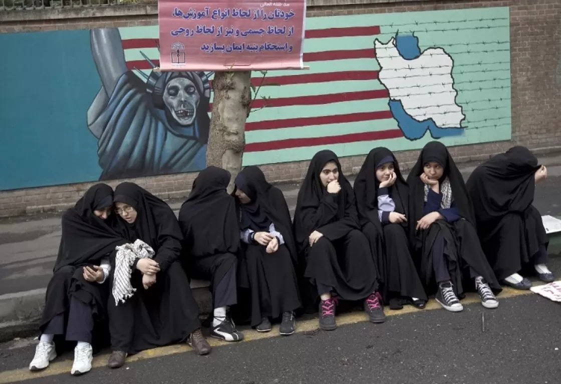 في محاولة لإغلاق مدارس البنات... تسميم مئات التلميذات الإيرانيات في محاولة لإغلاق مدارس البنات... تسميم مئات التلميذات الإيرانيات