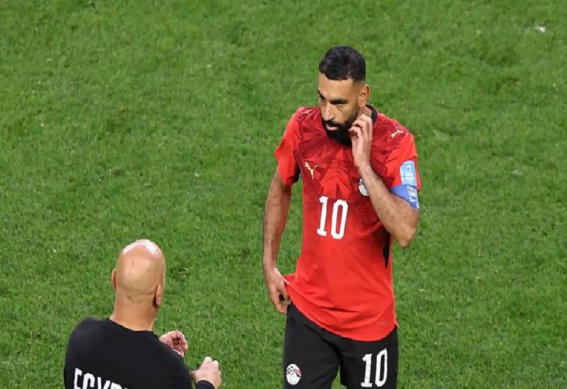 الفوضى تضرب معسكر منتخب مصر.. صلاح يغادر والأهلي يهاجم حسام حسن الفوضى تضرب معسكر منتخب مصر.. صلاح يغادر والأهلي يهاجم حسام حسن