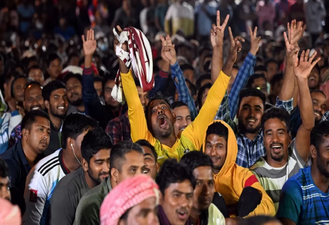 تجمعوا في ملعب لمشاهدة الافتتاح.. عمال في قطر: كأس العالم نتاج عرقنا تجمعوا في ملعب لمشاهدة الافتتاح.. عمال في قطر: كأس العالم نتاج عرقنا