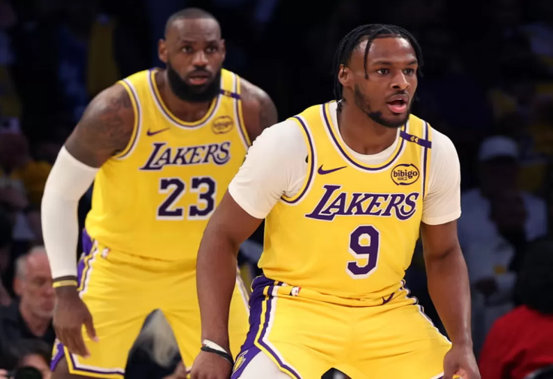 ليبرون جيمس وابنه بروني يصنعان التاريخ معاً في الدوري الأميركي للمحترفين ليبرون جيمس وابنه بروني يصنعان التاريخ معاً في الدوري الأميركي للمحترفين