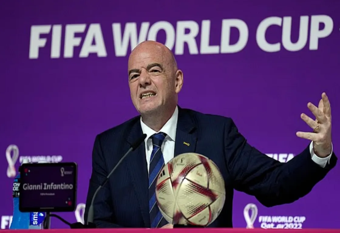 يويفا يسحب الثقة من إنفانتينو.. تحركات لعزل رئيس الفيفا بعد تراجعه عن خطة بيع كأس العالم يويفا يسحب الثقة من إنفانتينو.. تحركات لعزل رئيس الفيفا بعد تراجعه عن خطة بيع كأس العالم