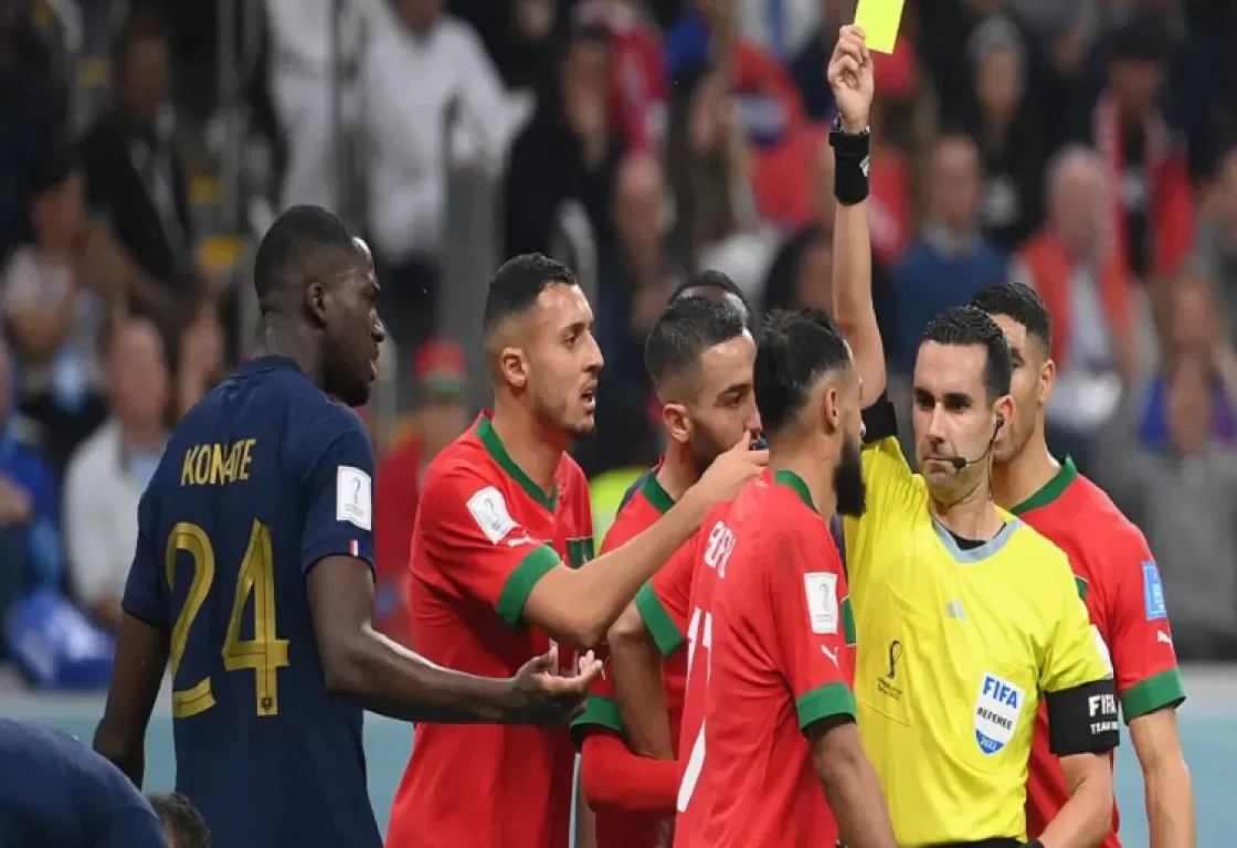 أخطاؤه أثرت بشكل مباشر على نتيجة المباراة... انتقادات غاضبة لحكم مباراة المغرب وفرنسا