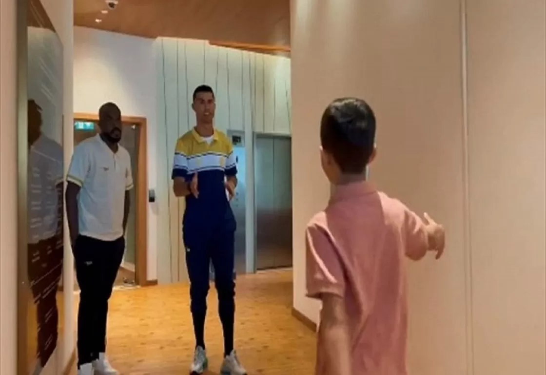 بالفيديو... لحظة لقاء الطفل السوري اليتيم بـ "كريستيانو رونالدو" بالفيديو... لحظة لقاء الطفل السوري اليتيم بـ "كريستيانو رونالدو"