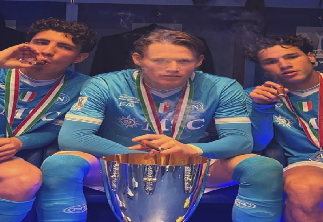 سيجار نجم نابولي يثير الجدل في احتفالات الفوز بكأس السوبر الإيطالي