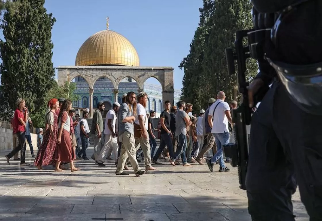  مستوطنون إسرائيليون يستبيحون المسجد الأقصى ويقيمون صلواتهم