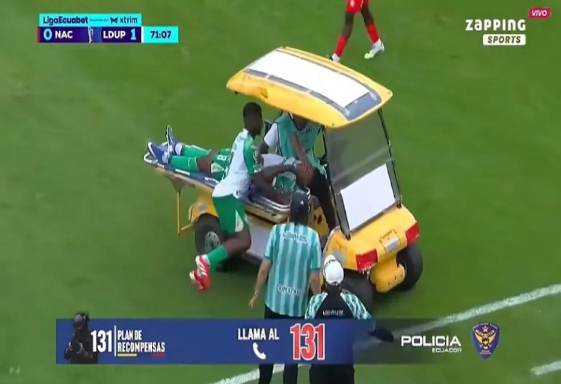حدث في الإكوادور: عربة إسعاف طائشة نزلت للإنقاذ فصدمت لاعبًا داخل الملعب حدث في الإكوادور: عربة إسعاف طائشة نزلت للإنقاذ فصدمت لاعبًا داخل الملعب