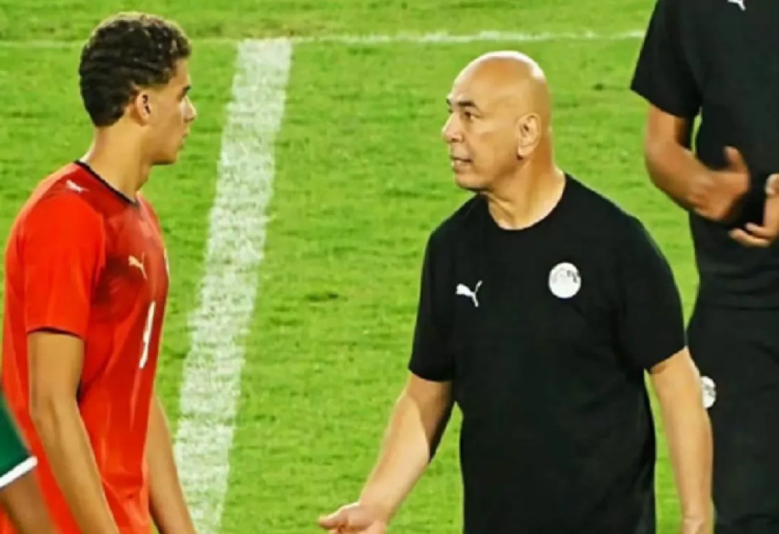 مشهد متوتر: نقاش حاد بين حسام حسن وحمزة عبد الكريم ينتهي دون مصافحة مشهد متوتر: نقاش حاد بين حسام حسن وحمزة عبد الكريم ينتهي دون مصافحة
