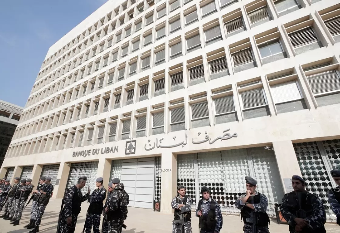 للشهر الثاني على التوالي... مودعة تقتحم مصرفاً لبنانياً... ما دوافعها؟ (مقطعا فيديو) للشهر الثاني على التوالي... مودعة تقتحم مصرفاً لبنانياً... ما دوافعها؟ (مقطعا فيديو)