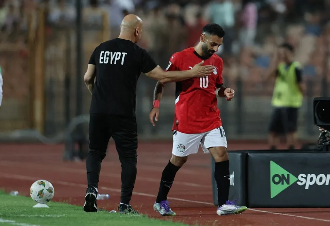 غادر معسكر المنتخب.. صلاح يعاقب حسام حسن على تصريحاته