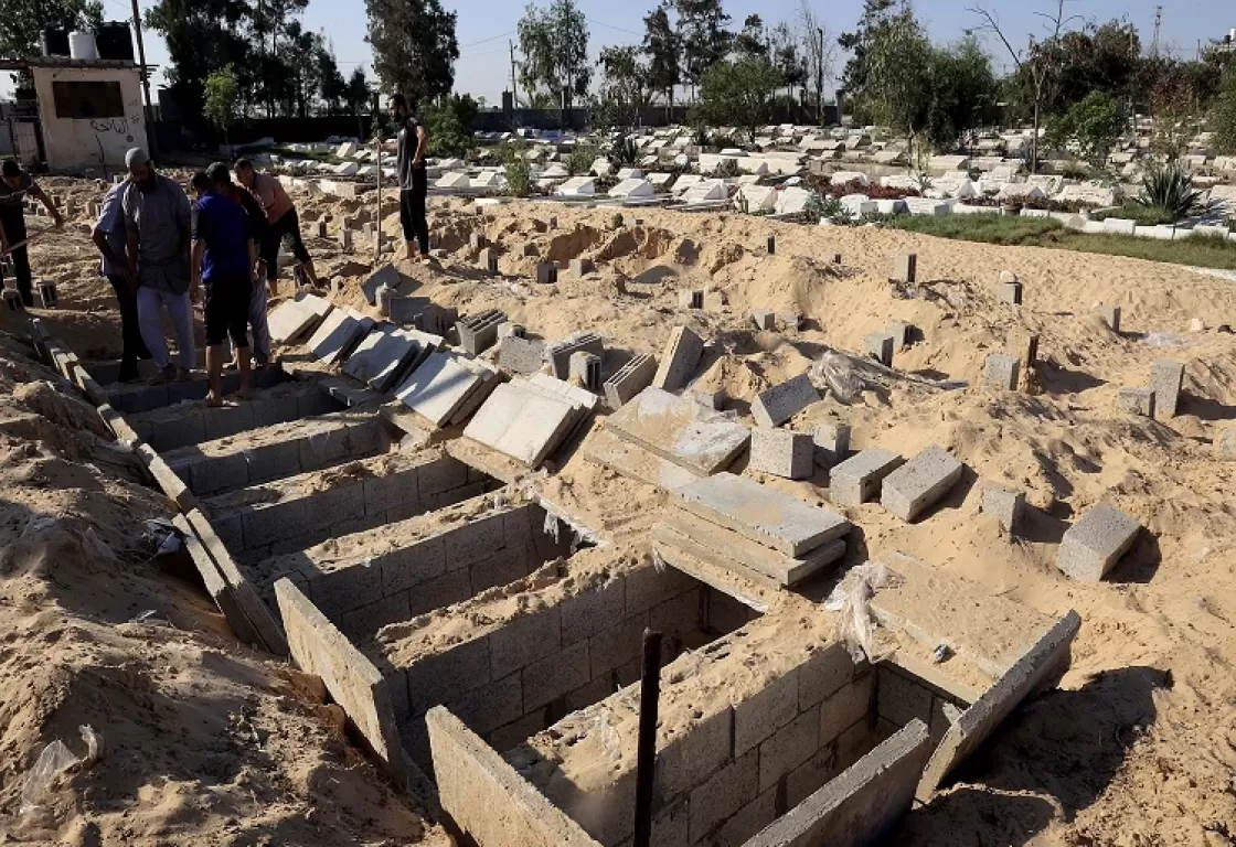 من خلال أحذيتهم وملابسهم... كيف عثر فلسطينيون على جثامين ذويهم داخل مقابر جماعية بغزة؟