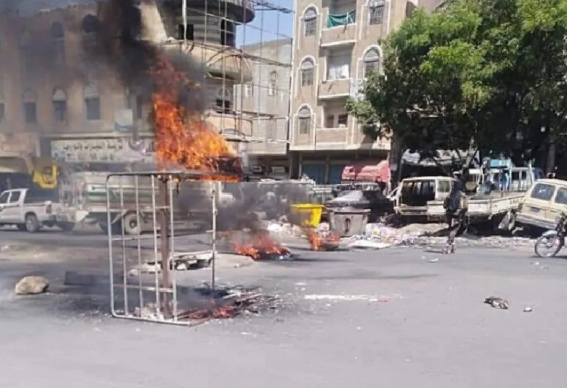 فوضى "الإخوان" في تعز: مسلحون يقتحمون مدرسة ويصيبون طلاباً... واتهامات لقائد المحور بالتواطؤ