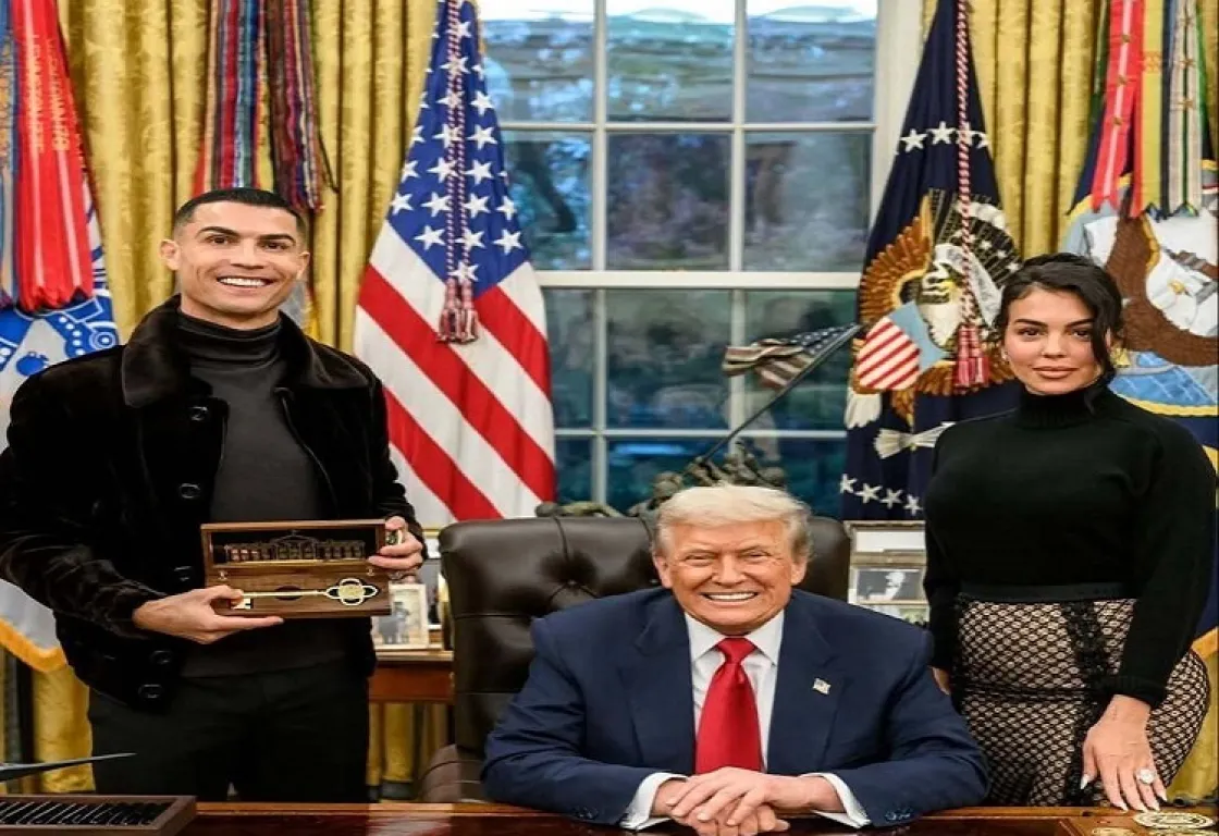 ترامب يسلم كريستيانو رونالدو مفتاح البيت الأبيض