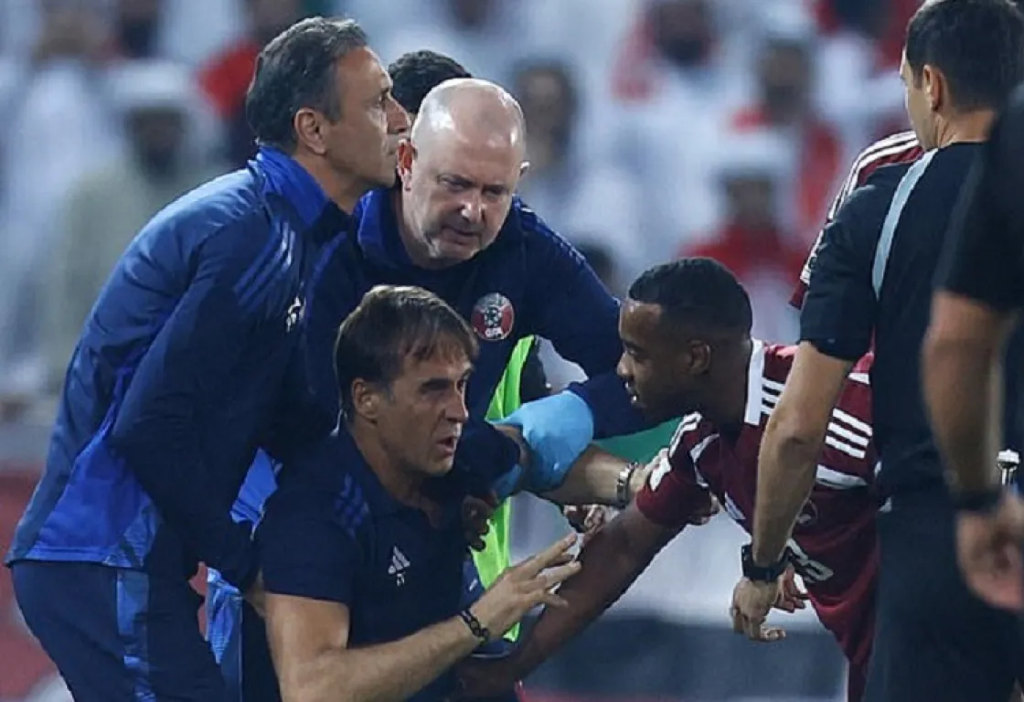 سقط مغشيّا عليه.. لاعب منتخب قطر يسدد الكرة بقوة في وجه مدربه 