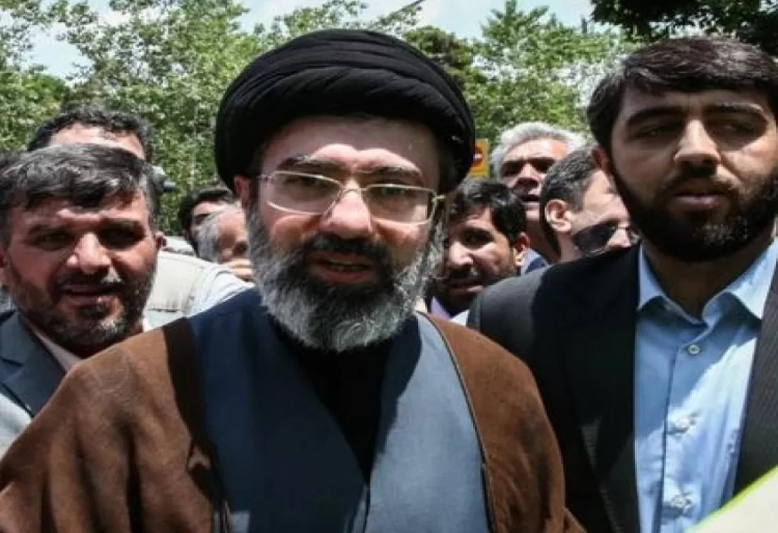 الإيرانيون يهتفون بموت نجل خامنئي الإيرانيون يهتفون بموت نجل خامنئي