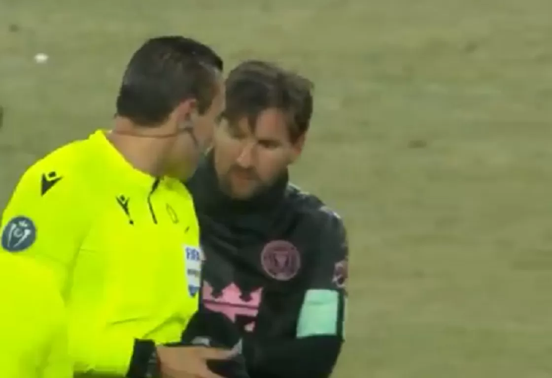 الحكم يطلب قميص ميسي بعد المباراة والكونكاكاف يحيله للتأديب الحكم يطلب قميص ميسي بعد المباراة والكونكاكاف يحيله للتأديب