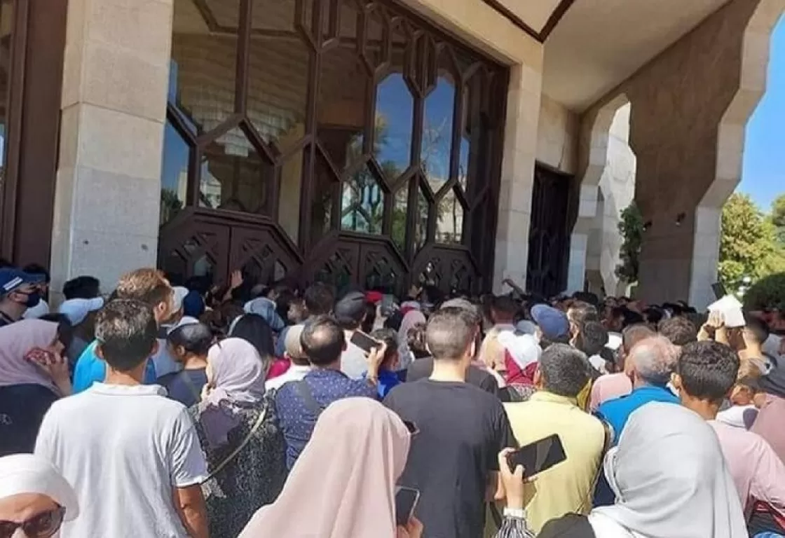 شاهد... اشتباكات وحالات إغماء أثناء بيع تذاكر حفل هاني شاكر في دمشق شاهد... اشتباكات وحالات إغماء أثناء بيع تذاكر حفل هاني شاكر في دمشق