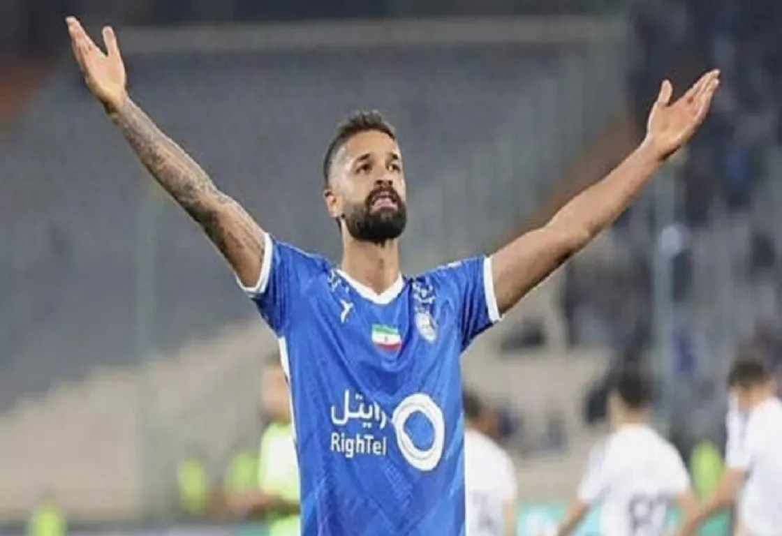إيقاف لاعب إيراني بعد تداول فيديو يظهره مع مشروبات كحولية
