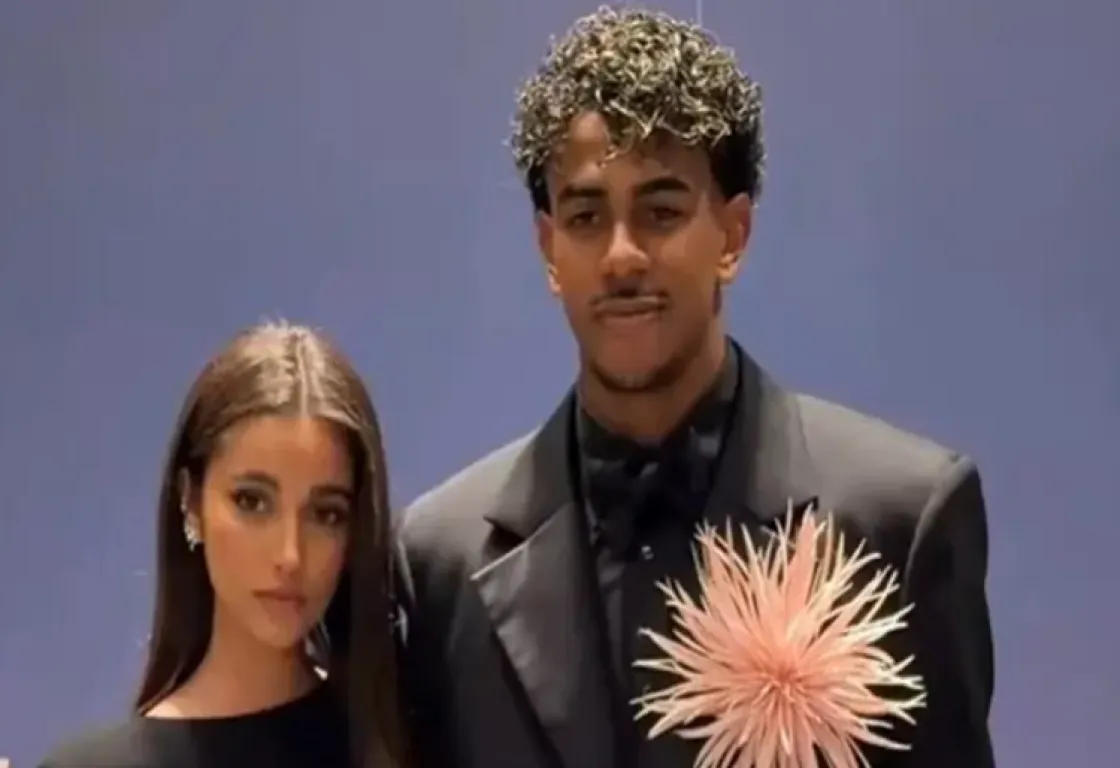 إطلالة لامين يامال في حفل الكرة الذهبية تشعل التعليقات الساخرة إطلالة لامين يامال في حفل الكرة الذهبية تشعل التعليقات الساخرة