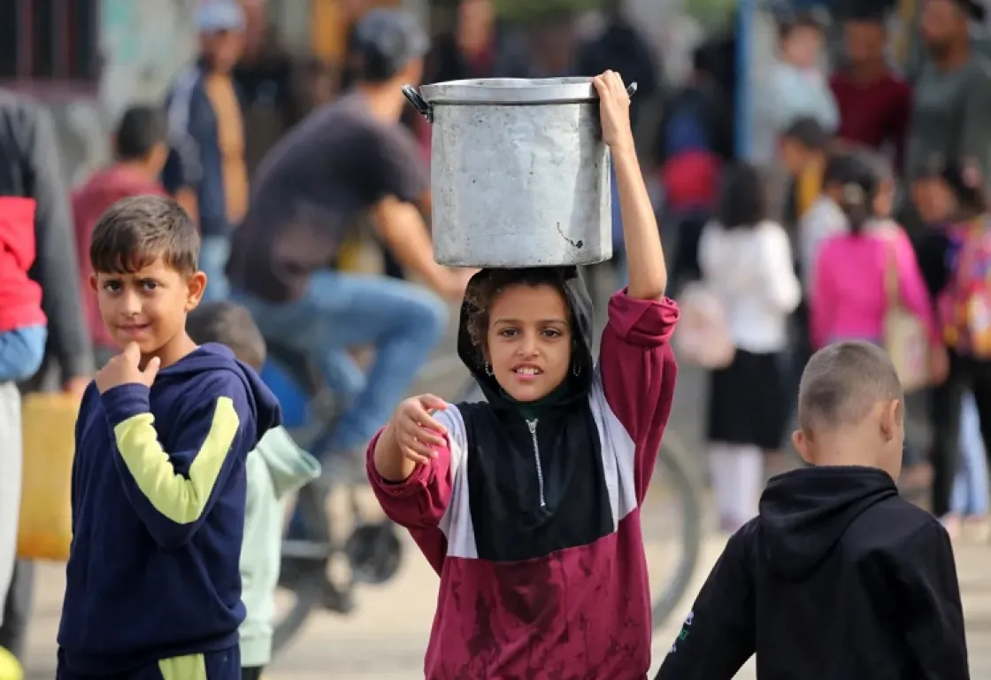أطفال غزة في قلب المأساة... العمل مقابل الطعام أطفال غزة في قلب المأساة... العمل مقابل الطعام