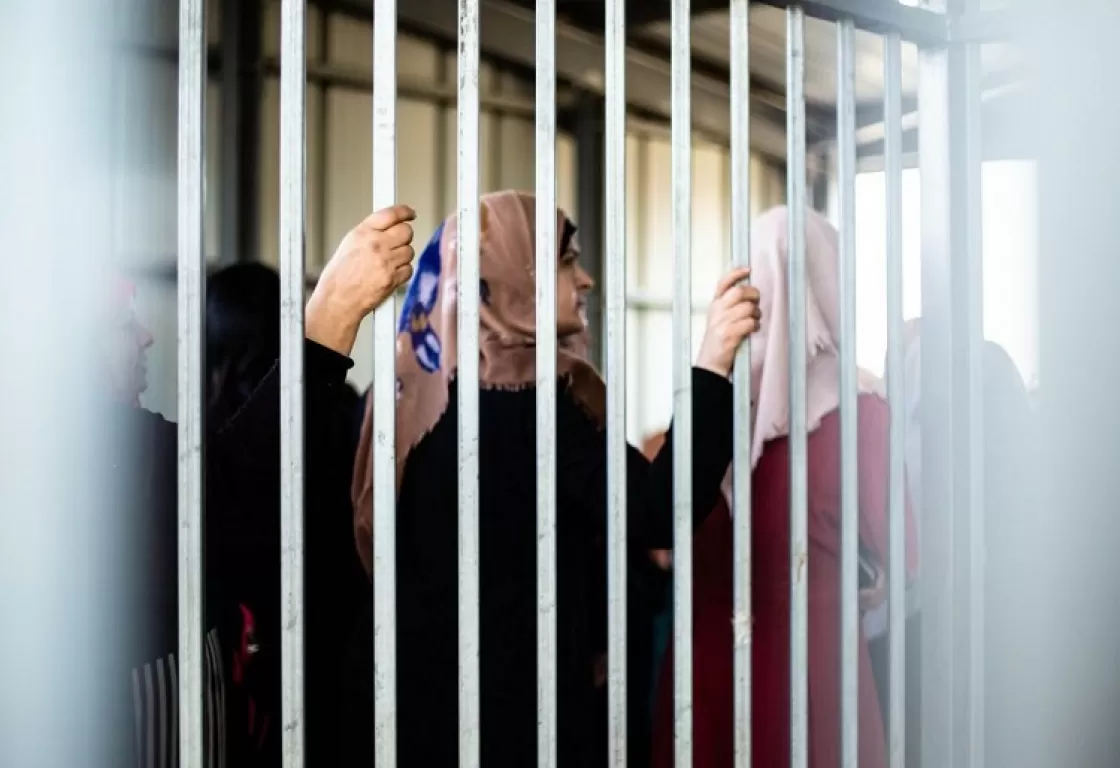 بينهن رضيعات ومسنّات... الاحتلال يعتقل 142 أسيرة في غزة