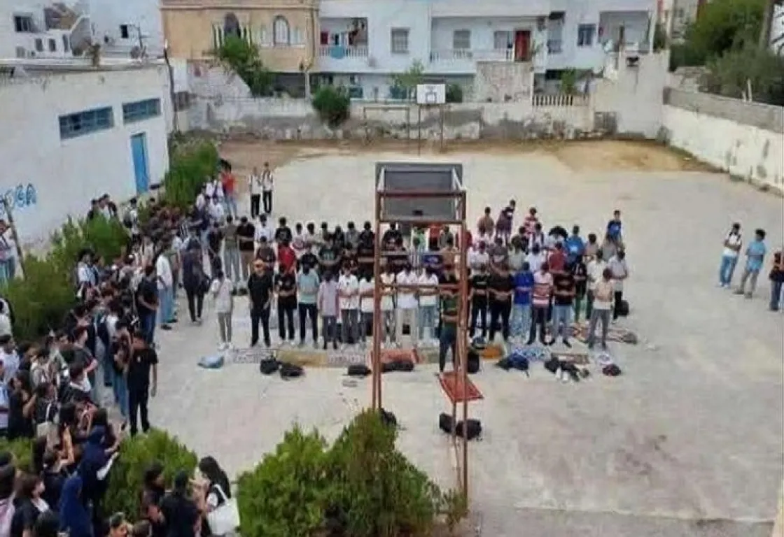 فضيحة الصلاة في مدرسة تونسية تكشف محاولات الإخوان اختراق التعليم واستغلال التلاميذ