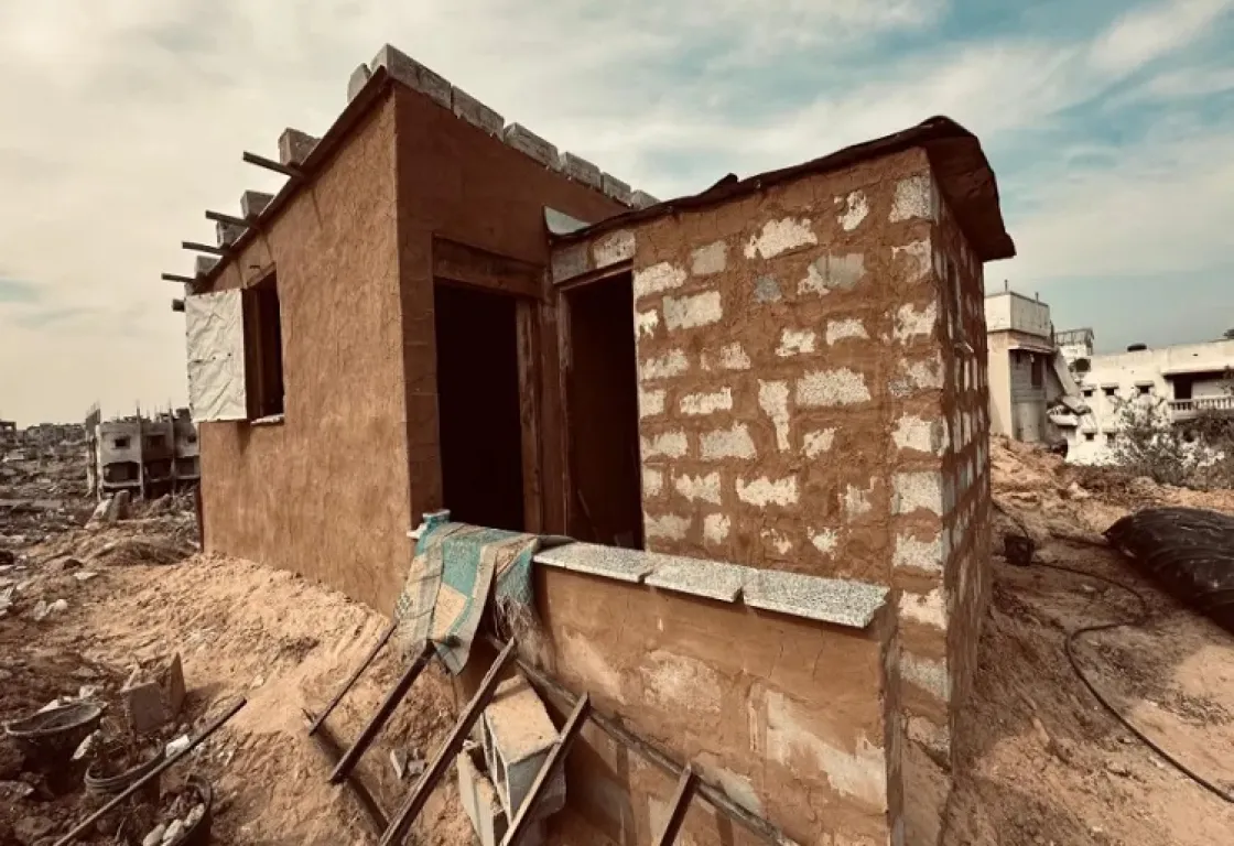 في ظل منع دخول الإسمنت… بيوت من الطين وركام المنازل المدمرة في غزة في ظل منع دخول الإسمنت… بيوت من الطين وركام المنازل المدمرة في غزة