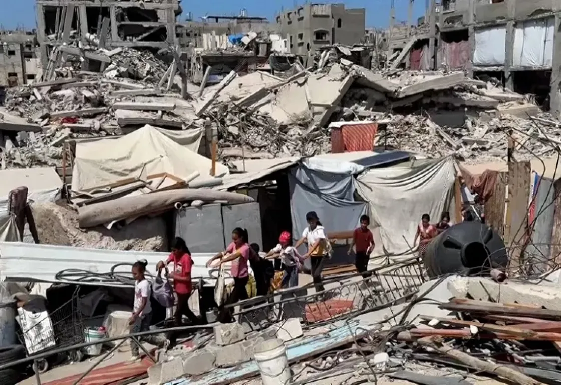رحلة جلب الحطب من وسط الخراب... وجهٌ من وجوه الموت في غزة 