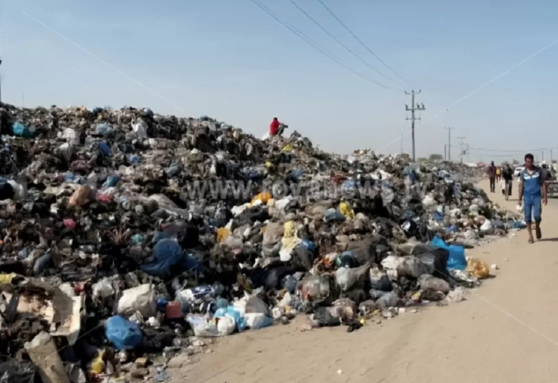 أكوام النفايات تؤرق حياة النازحين الفارين من الموت جنوب غزة أكوام النفايات تؤرق حياة النازحين الفارين من الموت جنوب غزة