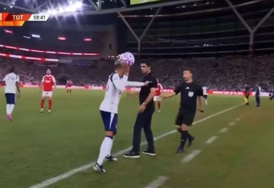 مشهد صادم في مباراة ودية.. لاعب توتنهام يدفع ميكيل أرتيتا بقوة وسط سخط الجماهير